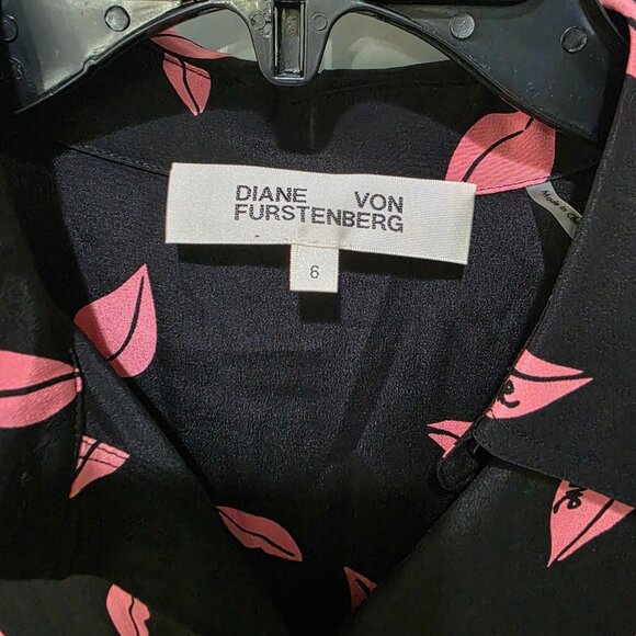 Diane von Furstenberg Silk Blouse Womens 6 Black Pink Lips Print Button Down Top - Picture 2 of 10